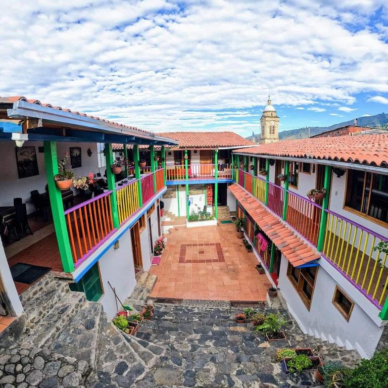 GüicánHotel Guican de la sierra的享有建筑庭院的景色,设有色彩缤纷的阳台