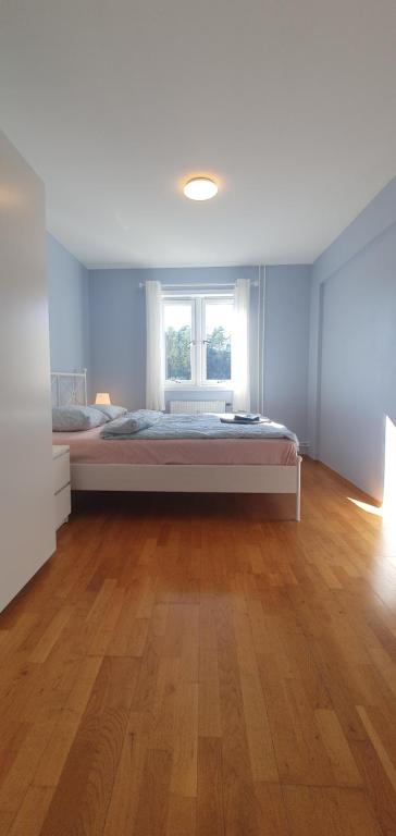 奥斯陆Bedroom in apartment 12 minutes to Oslo City by train的一间设有床铺和窗户的大卧室