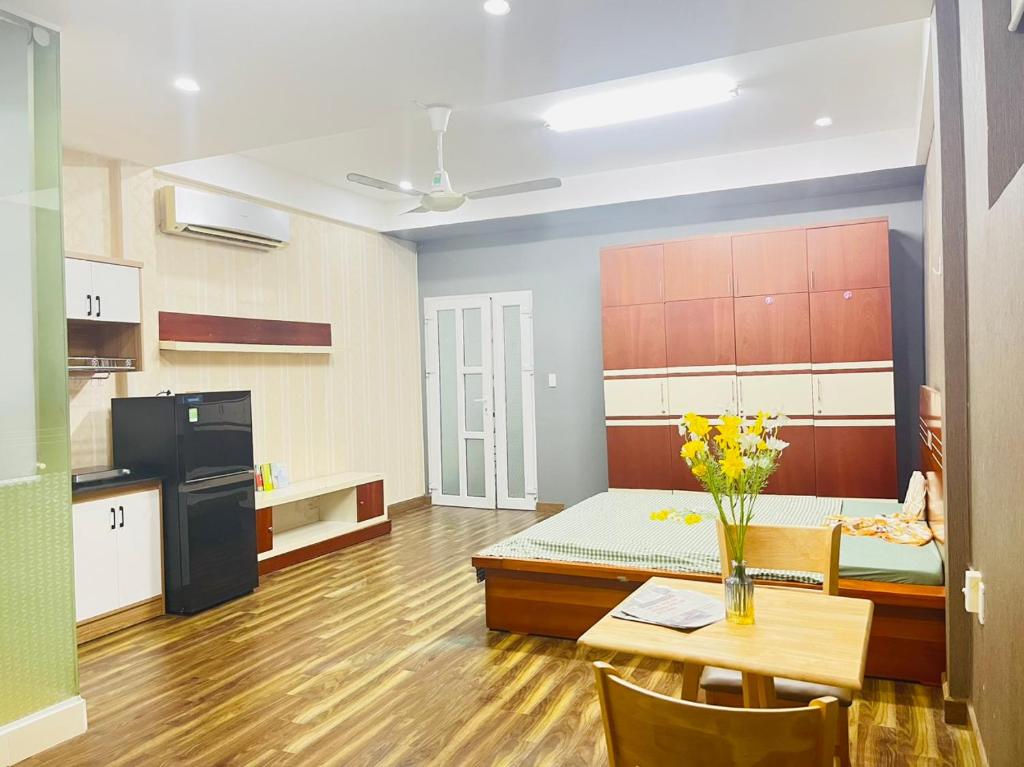 胡志明市Linh' house的一间设有厨房和一张鲜花桌的房间
