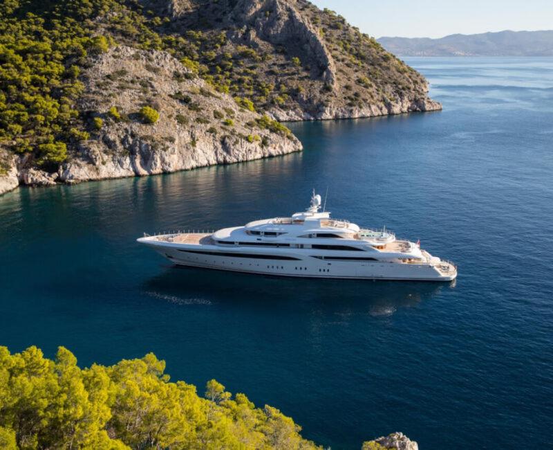 德岛Luxury Yacht Travels的游艇在岛上的水面上