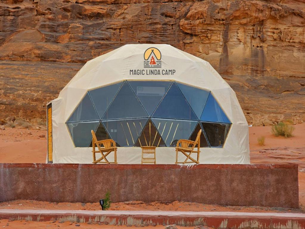 瓦迪拉姆wadi rum,Linda Camp的沙漠中的帐篷,配有椅子