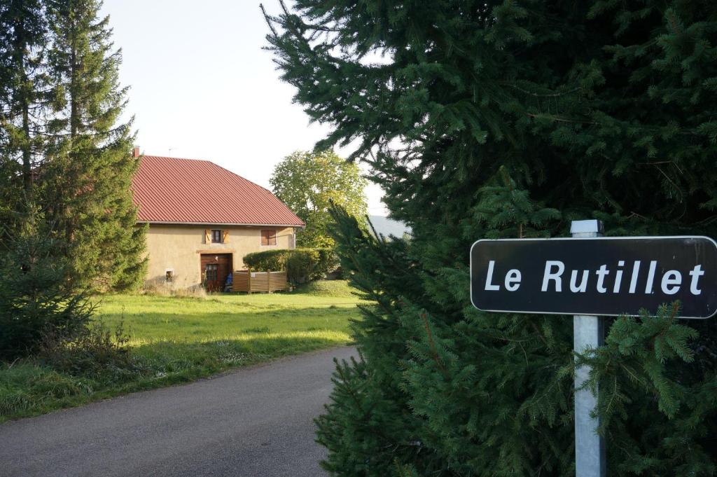 Foncine-le-HautLe Bois gentil的房屋前的街道标志