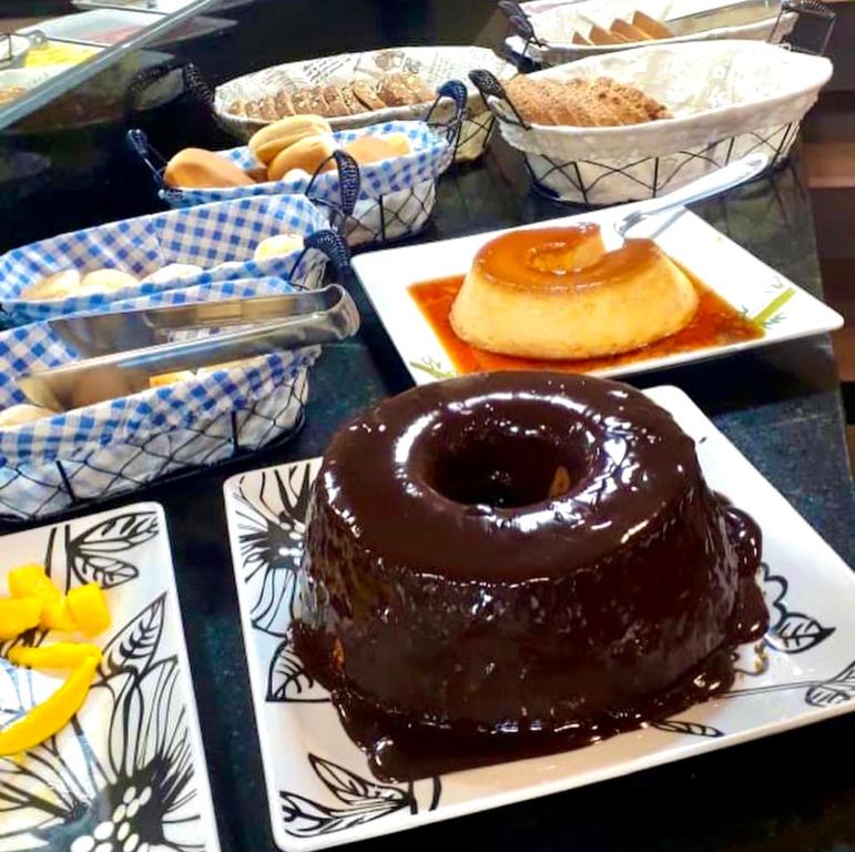 里约热内卢Studio Premium Flamengo的一张桌子上摆着巧克力盖的甜甜圈
