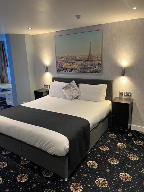 布莱克浦海岸假日公寓 的一间卧室配有一张大床,享有艾菲尔铁塔的景色