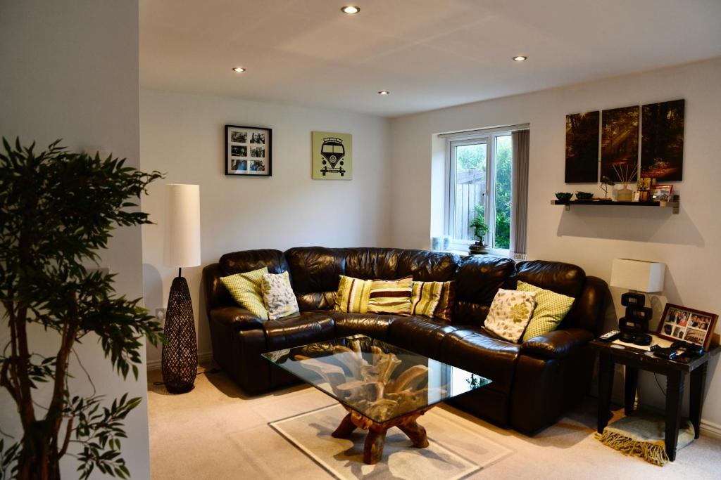SacristonHolly Crescent, Sacriston DH7的客厅配有真皮沙发和玻璃桌