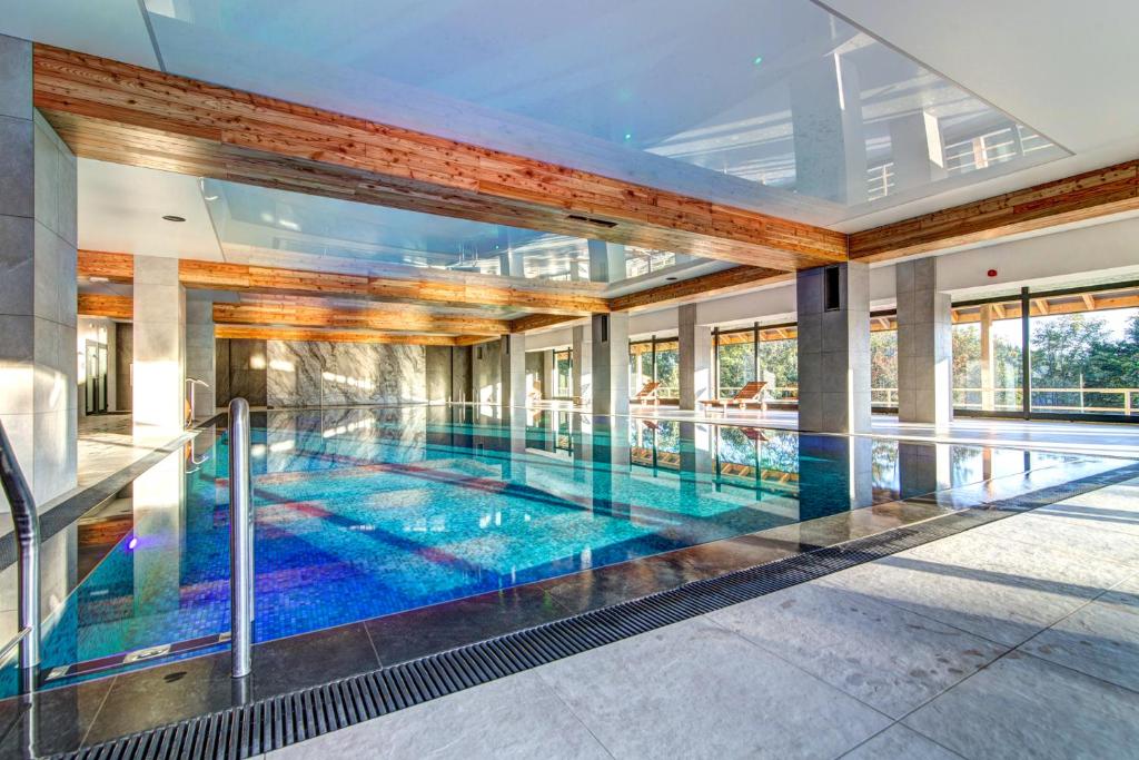 克雷尼察Panorama的一座带大玻璃墙的建筑中的室内游泳池