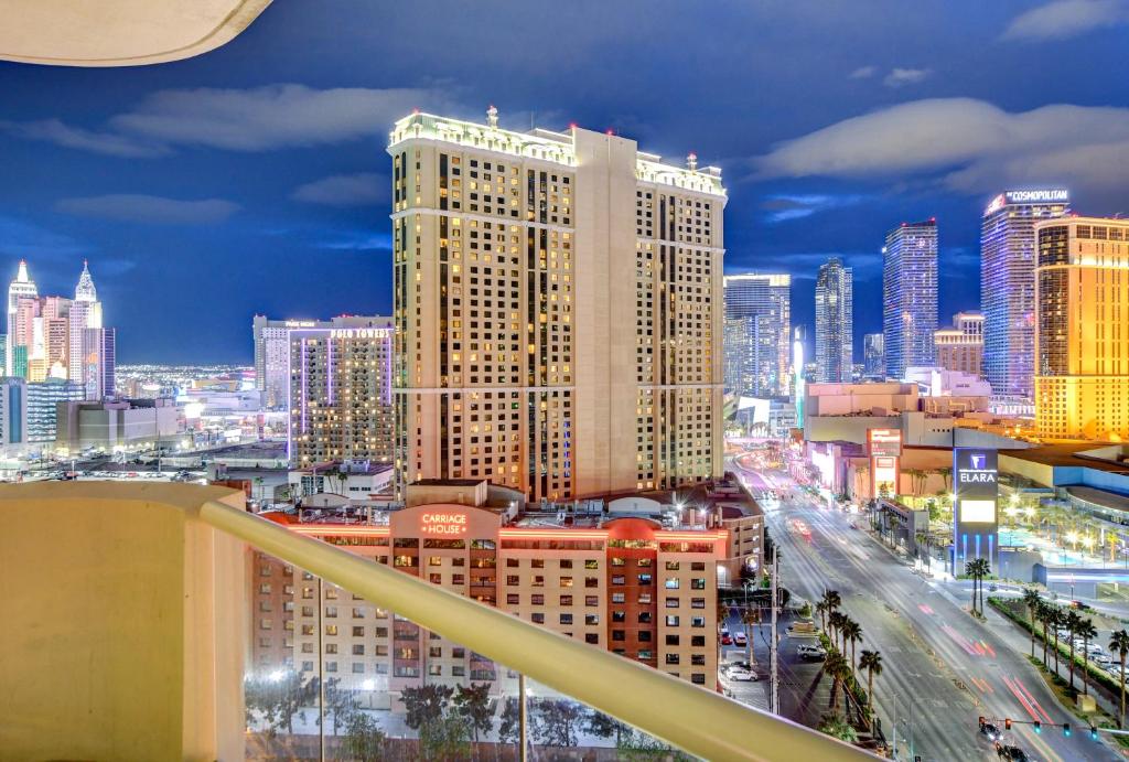 拉斯维加斯Lucky Gem Luxury Suite MGM Signature, Balcony Strip View 1607的享有夜间城市景观和建筑