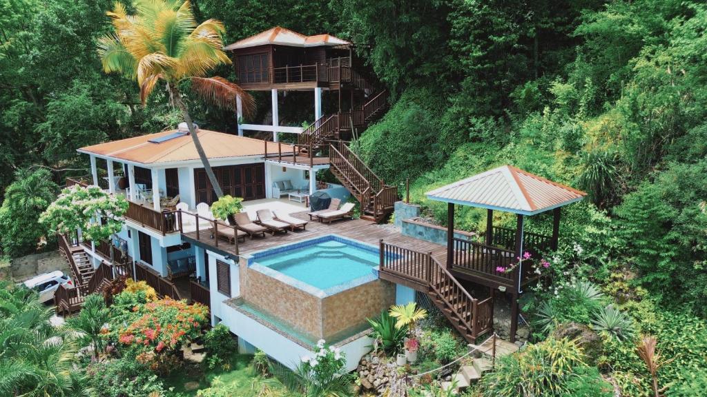 苏弗里耶尔Moringa Villa Master Suite的享有带游泳池的房屋的空中景致