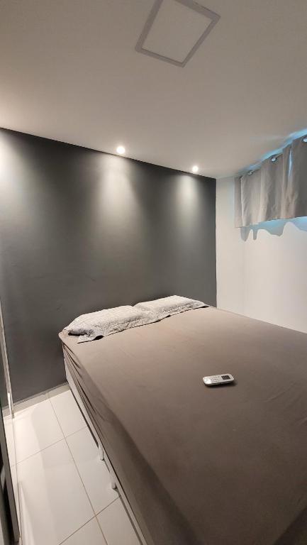 康德BRISA DE CARAPIBUS的一张睡床,上面有手机