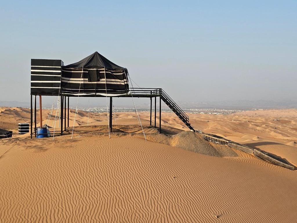 BadīyahMoon Light Camp的沙漠中的一个帐篷