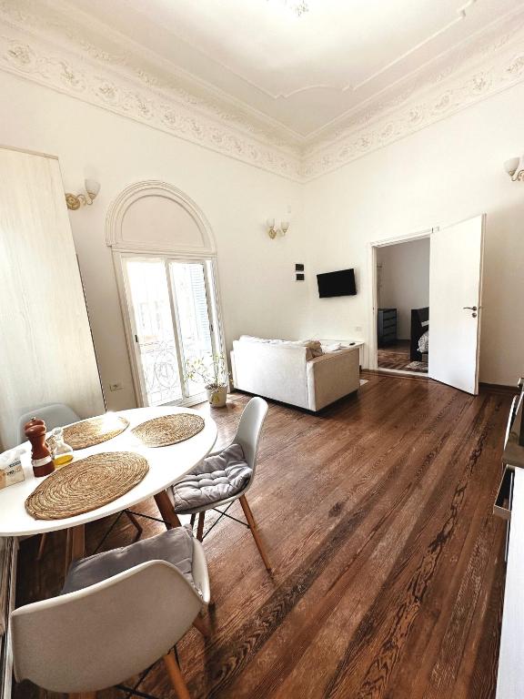 蒙得维的亚Rococo的客厅配有桌椅和1张床