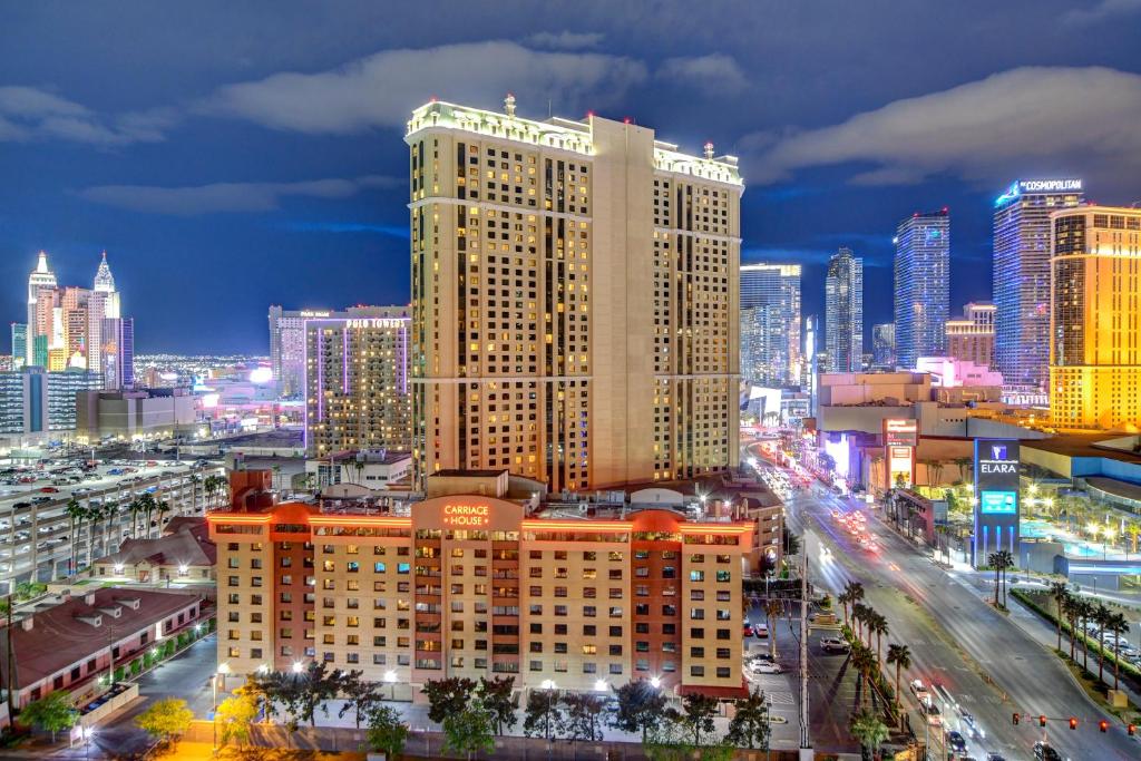 拉斯维加斯Lucky Gem Penthouse Suite MGM Signature, Balcony Strip View 3505的享有夜间城市景观和建筑