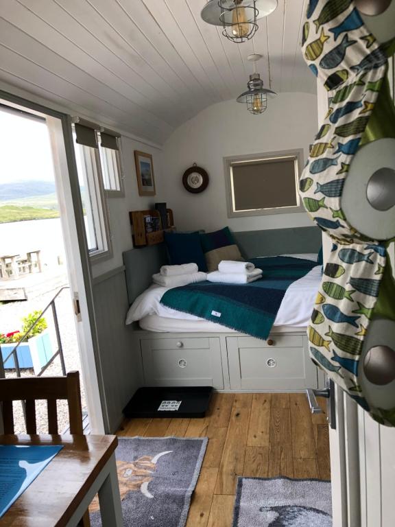 塔伯特Fisherman's Hut的一间卧室配有一张床,享有海景