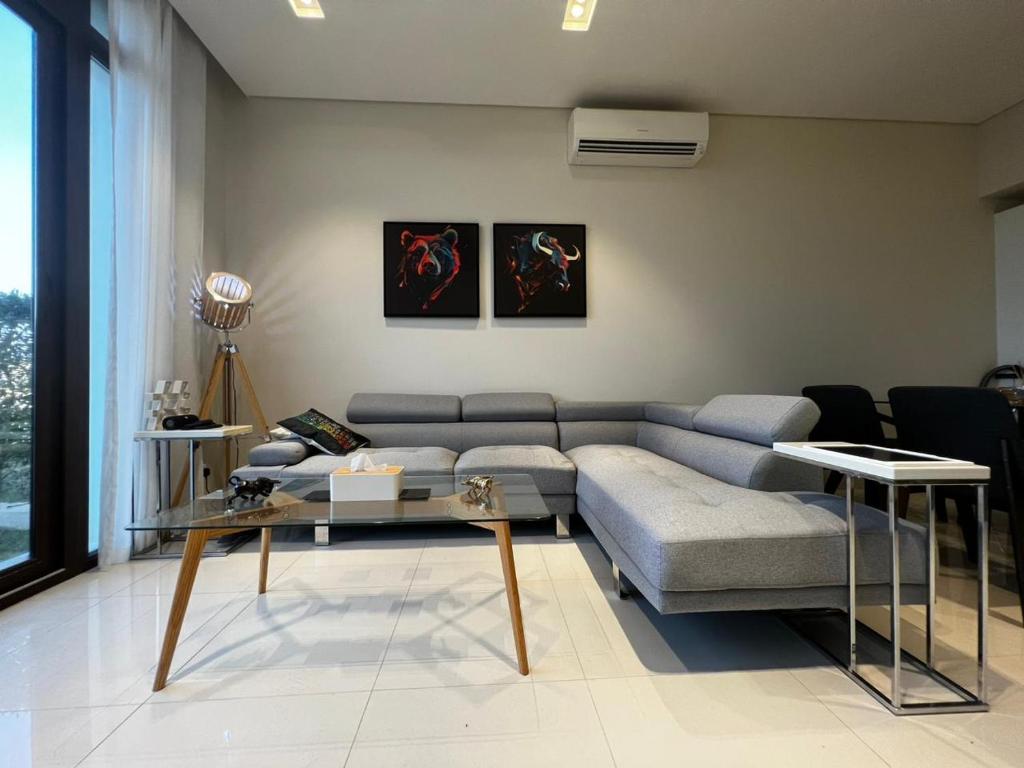 塞拉莱Hawana salalah Apartment Mimosa的客厅配有沙发和桌子