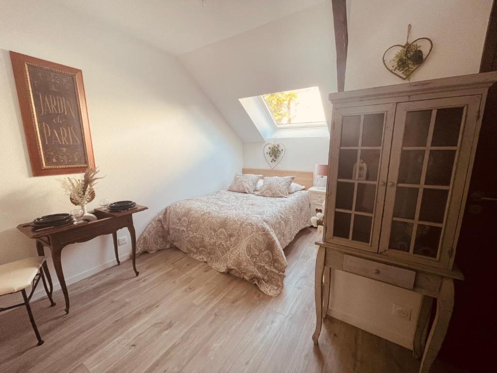 瓦讷Les Suites du 119的一间卧室配有一张床、一个梳妆台和一扇窗户。