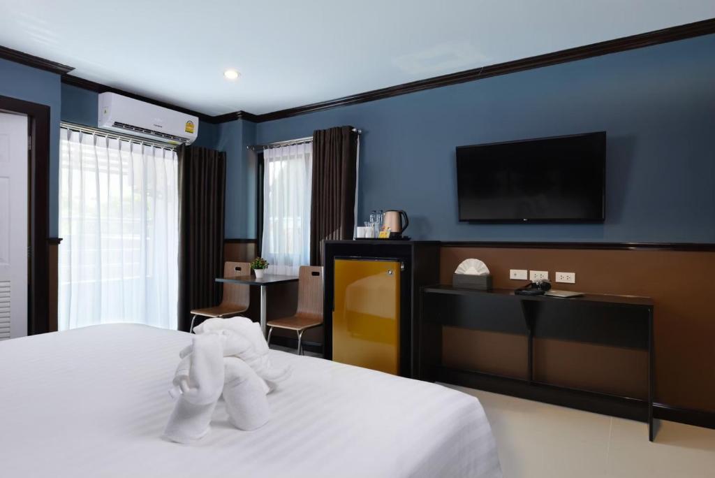 曼谷The Breton Hotel Media的配有一张床和一台平面电视的酒店客房