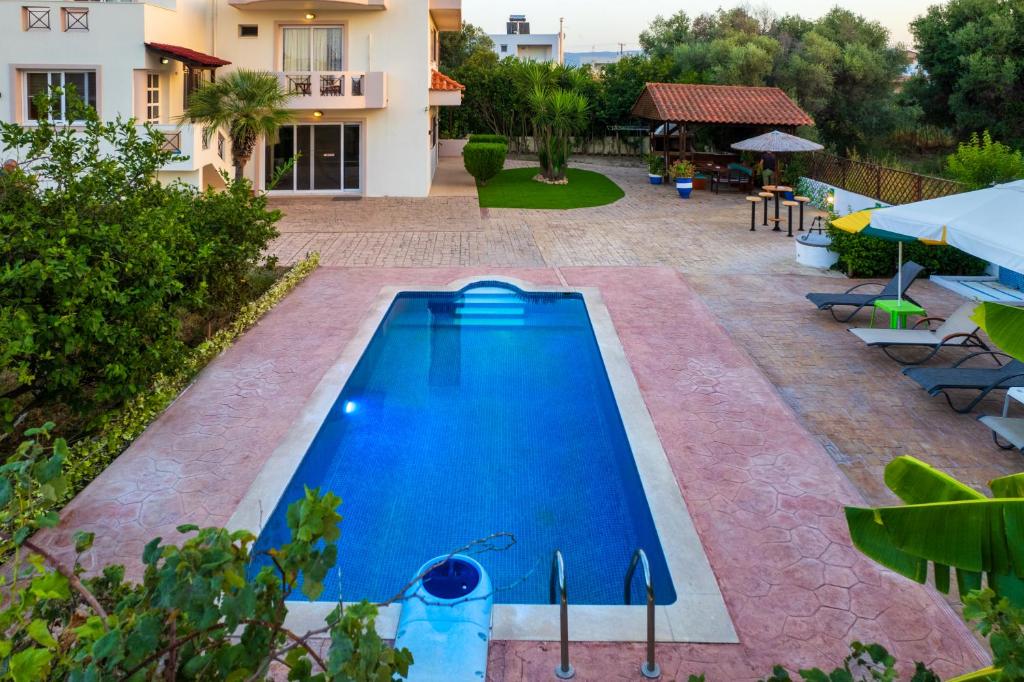 克雷马斯蒂Villa Rea Luxury 5 bdrs with swimming pool的一座房子后院的游泳池