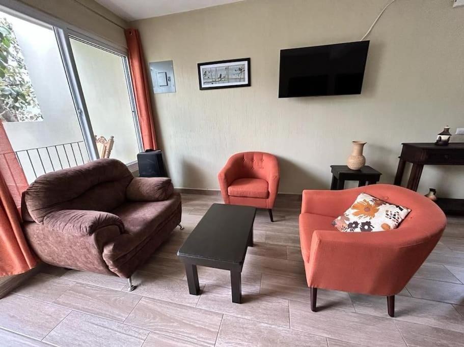 危地马拉Los Tres Pinos的客厅配有沙发、两把椅子和电视
