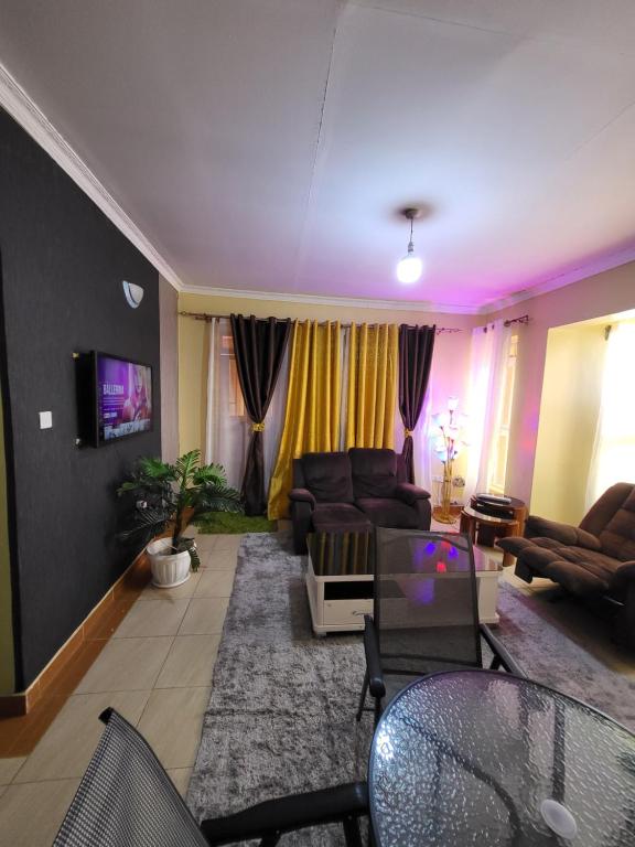 埃尔多雷特G&G Homes Eldoret的客厅配有沙发和桌子