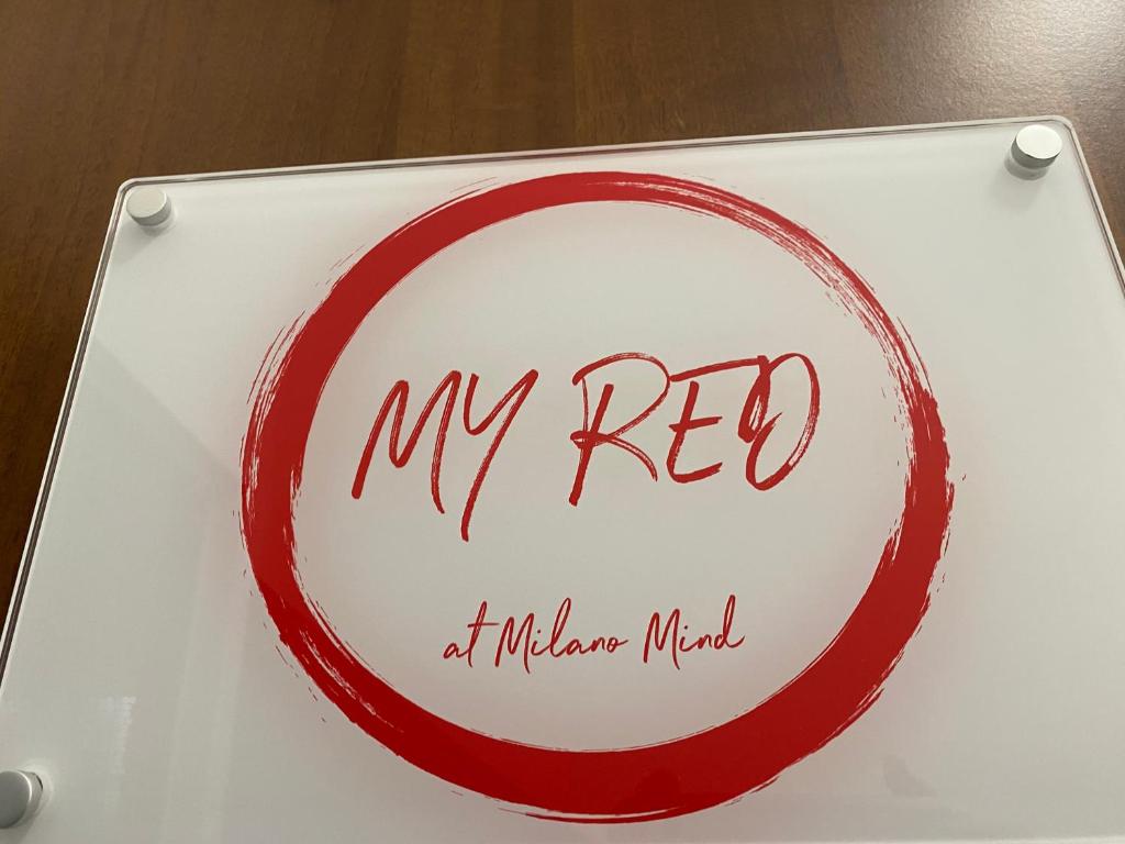 佩罗My Red at Milano Mind的女病房里读红的标志