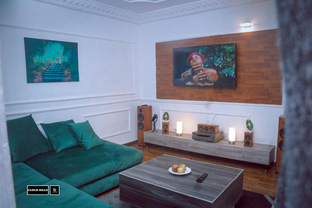 BueaCloudHill的客厅配有绿色沙发和桌子