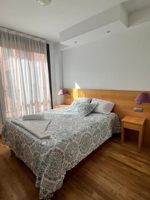 马德里Samaniego suite, AirPort, ifema turístico的一间卧室设有一张床和一个大窗户