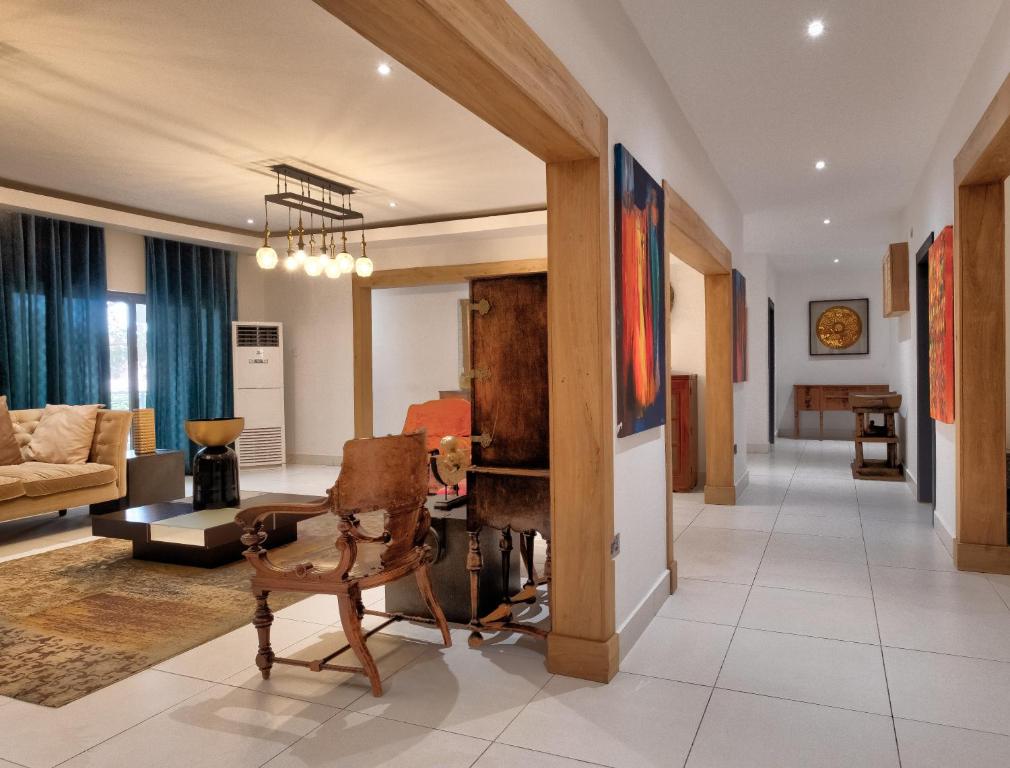 东勒贡10 bedroom Luxurious Villa的客厅配有沙发和椅子