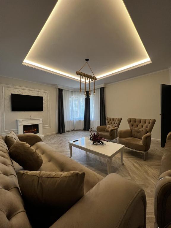 图尔恰Casa moderna situata in zona centrala a orasului的带沙发和咖啡桌的客厅