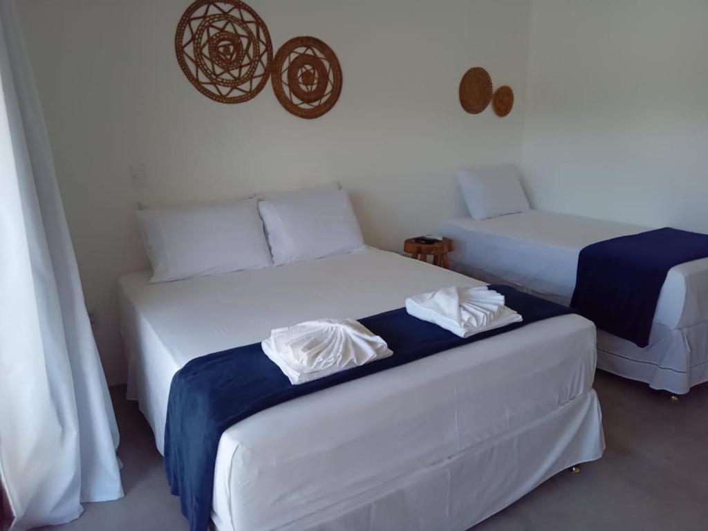 圣米格尔-杜斯米拉格里斯Marinho Suítes Milagres的一间客房配有两张床和一张沙发