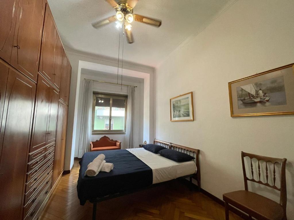 米兰Hostel Corner 32的一间卧室配有一张床和吊扇