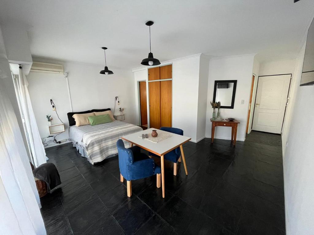 圣罗莎Dpto Pico Alquiler Temporario的卧室配有一张床和一张桌子及椅子