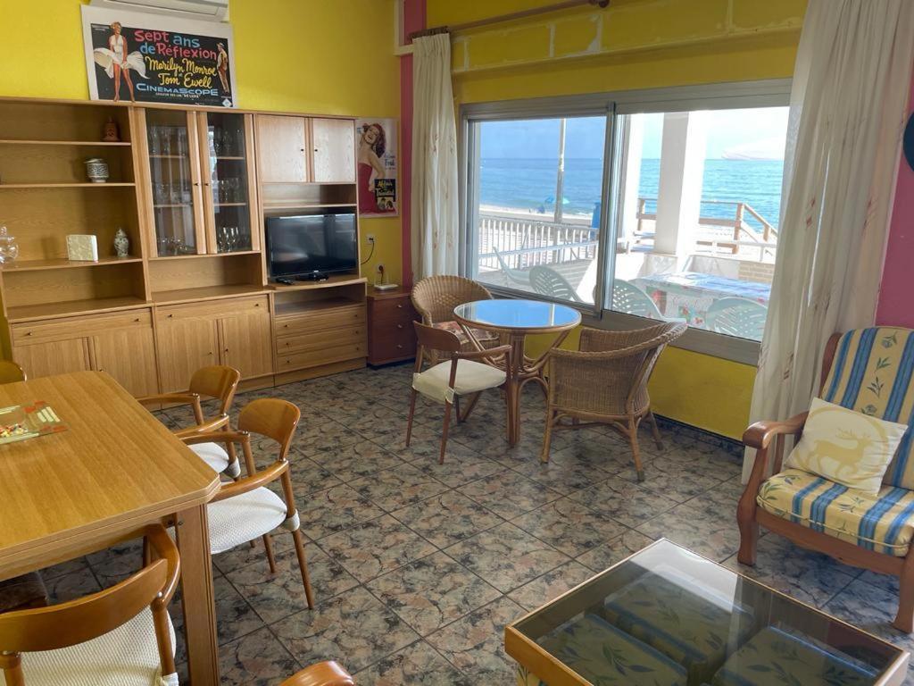 埃尔佩雷略Broadway es Mar的客厅配有桌椅,享有海景。