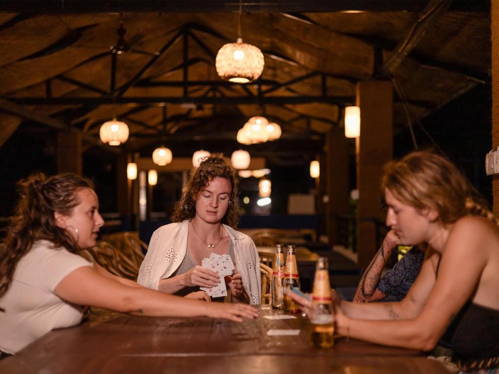 安君纳Madpackers Goa的一群坐在酒吧喝饮料的女人