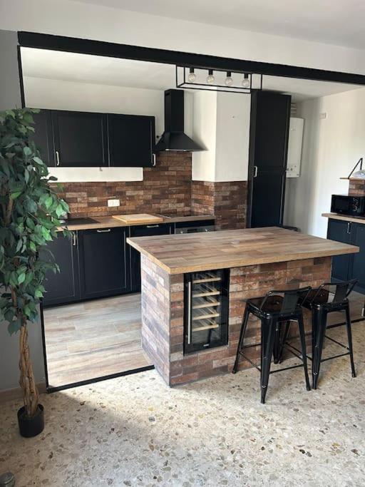 马赛Appartement spacieux bien situé的厨房配有木制柜台和桌椅