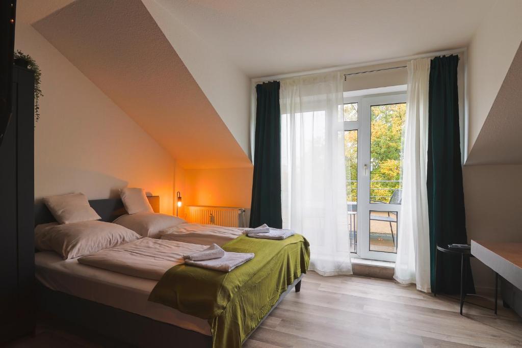吕贝克K-UNITs: Lübeck Roter Löwe - City Nahes Appartement的一间卧室设有一张床和一个大窗户