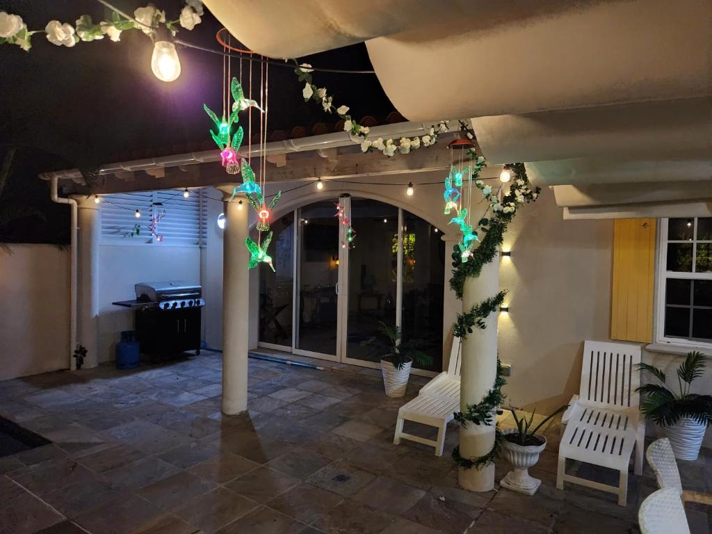 Lance aux ÉpinesSweet Home Grenada Caribbean的天花板上配有圣诞灯的庭院