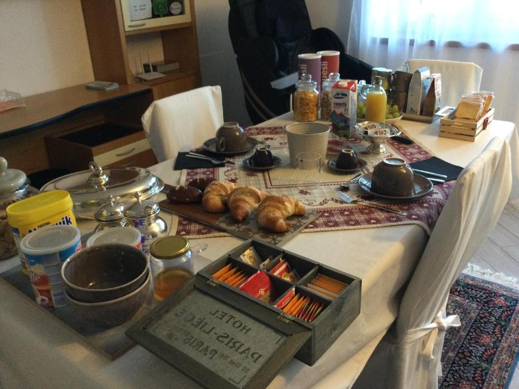 特伦托特伦托住宿加早餐旅馆的一张桌子,上面有餐桌布,上面有食物