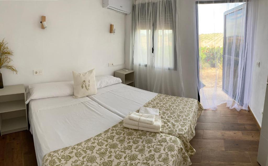 托莱多FINCA VALDELAJARA a 20 minutos de Puy du Fou的卧室设有一张白色大床和一扇窗户。