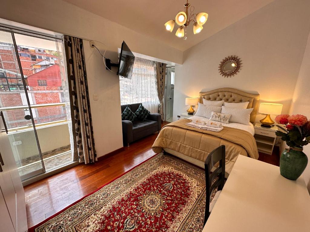 库斯科Hotel-Apartment INKASABIOS的一间卧室设有一张床和一间客厅。