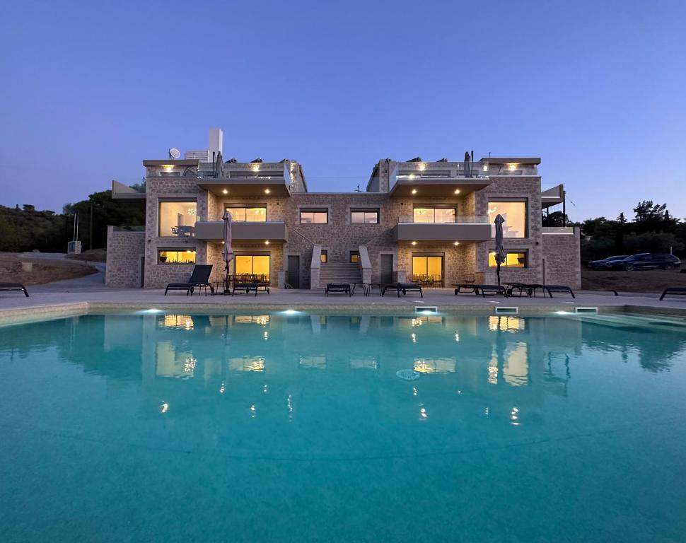 路特奇Topos luxury stay Heraion的房屋前的大型游泳池