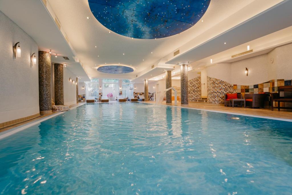 德尔布吕克Hotel Waldkrug的一座带圆顶天花板的酒店游泳池