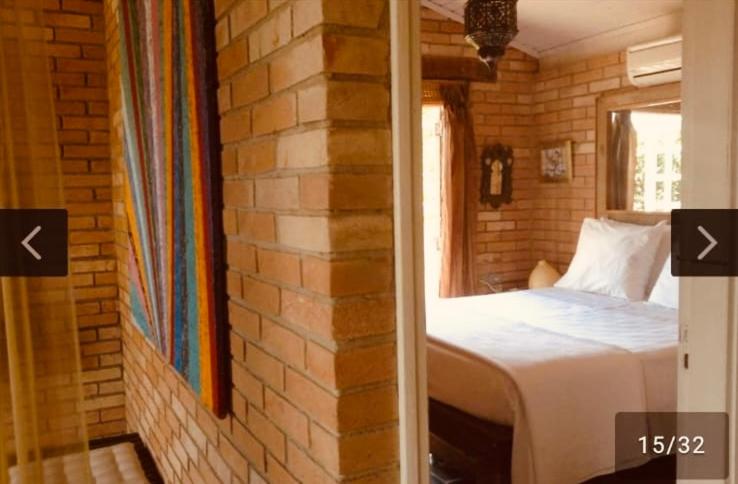 伊利亚贝拉维拉吉奥迪马雷别墅的一间卧室设有一张床和砖墙
