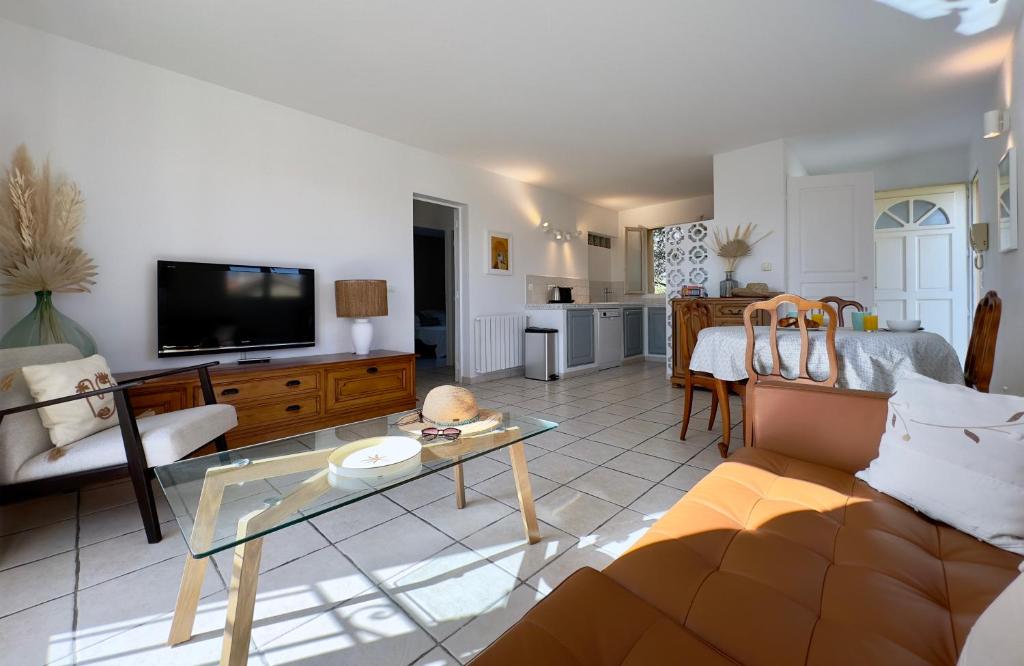 胡安莱潘Villa Marinette的客厅配有沙发和桌子