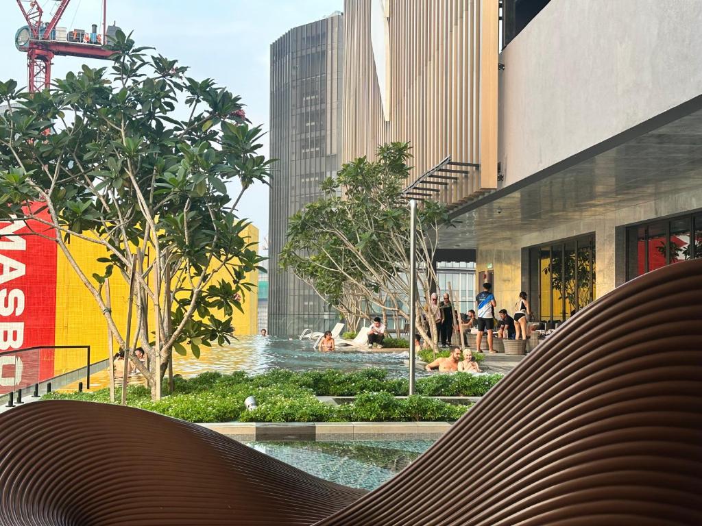 吉隆坡Axon Luxury Suites KL的一座位于城市中心的游泳池,