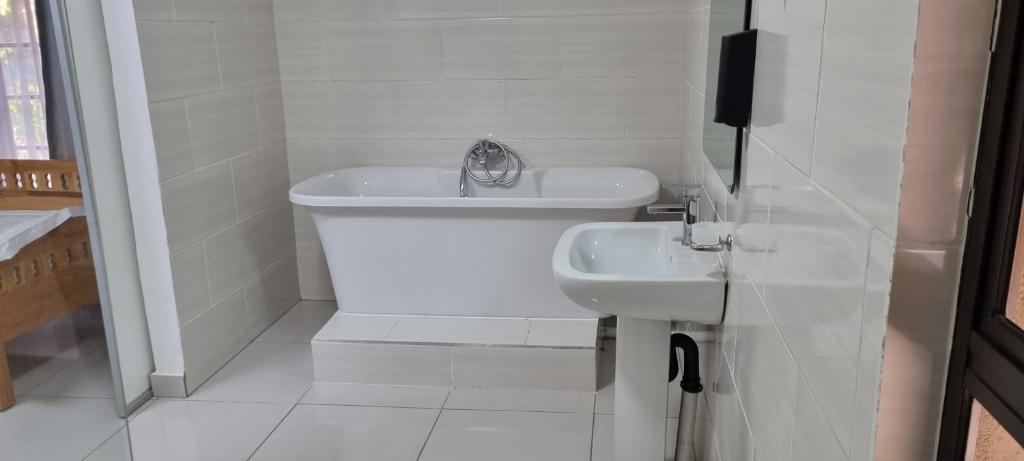 SandtonLAPA ROOF的白色的浴室设有水槽和卫生间。