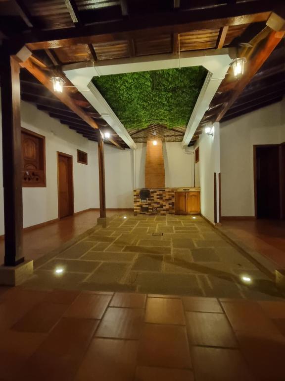 巴里查拉Hermosa y Acogedora Casa de Descanso & Mirador的大型客房,位于大楼内,拥有绿色的天花板