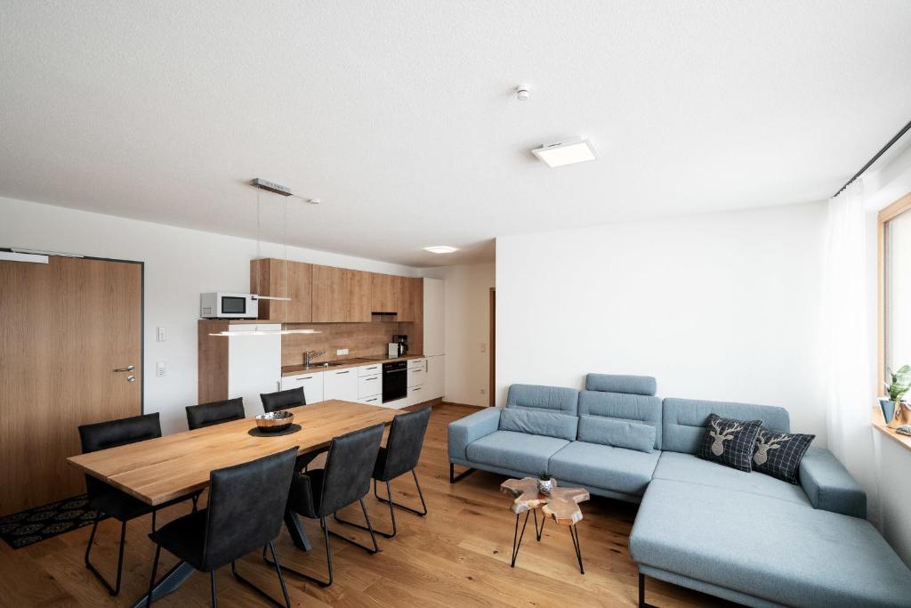 丰塔内拉Berg Aparts Faschina - 02 - b42789的客厅配有蓝色的沙发和桌子
