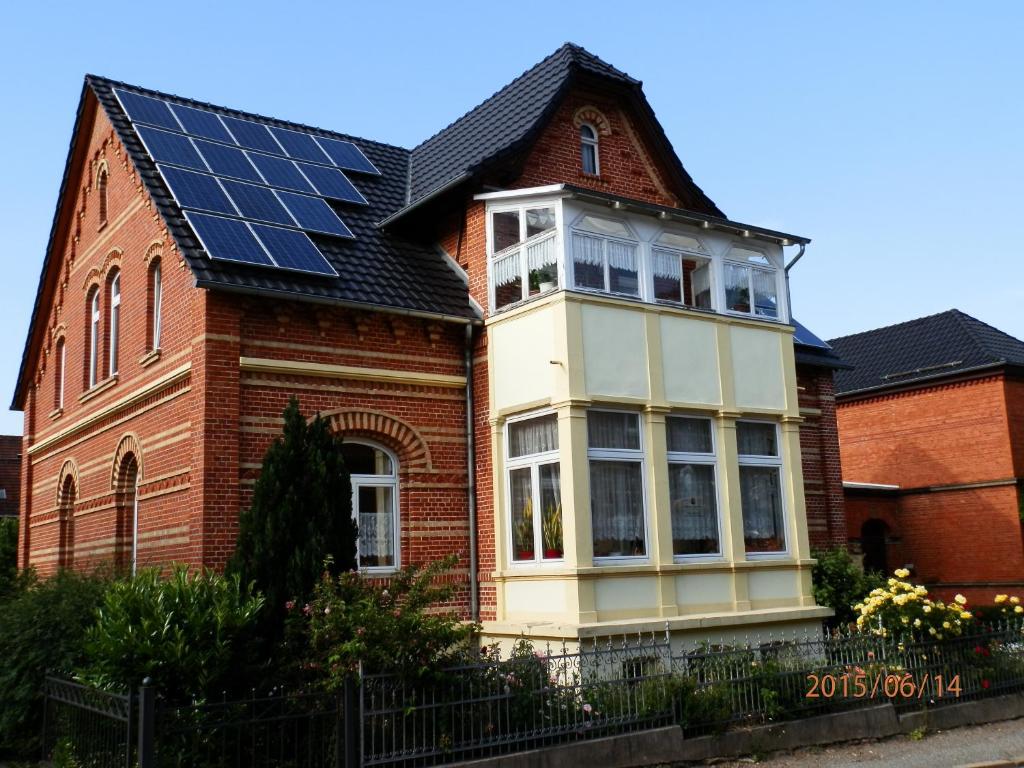 布兰肯堡Ferienwohnung Fedler的屋顶上设有太阳能电池板的房子