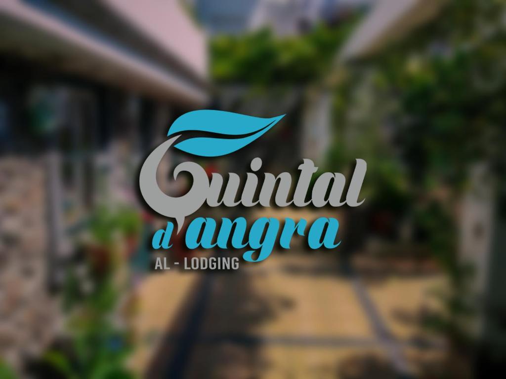 英雄港Quintal d'Angra的绿色叶子的房地产公司的标志