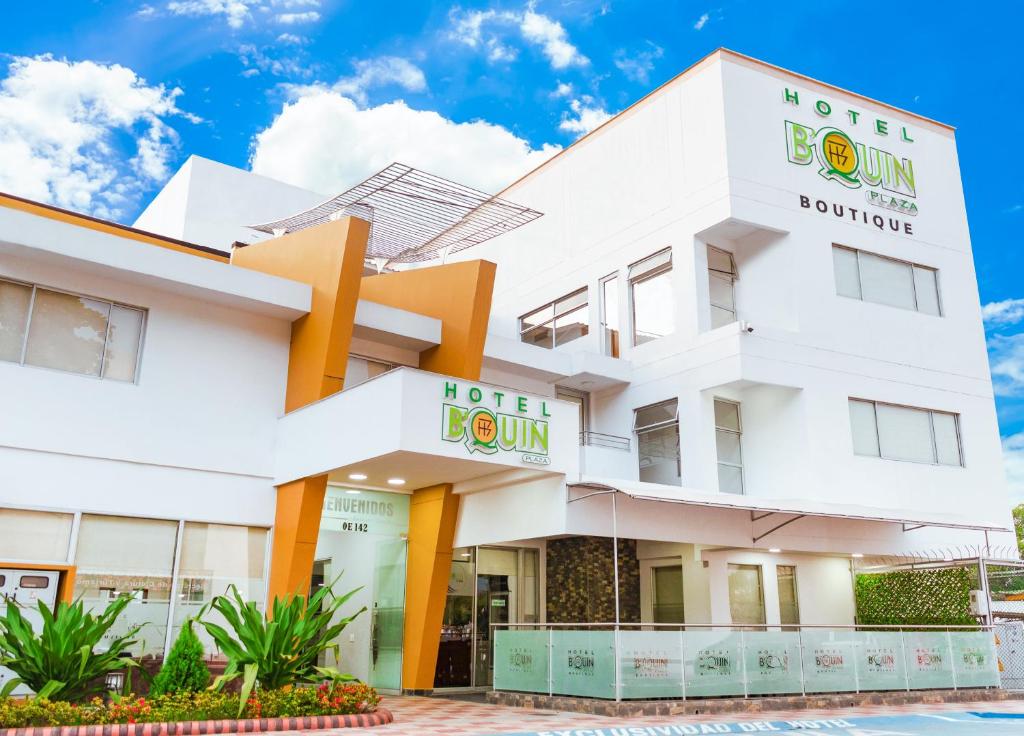 库库塔Hotel B`Quin Plaza Cúcuta的白色建筑与酒店房间